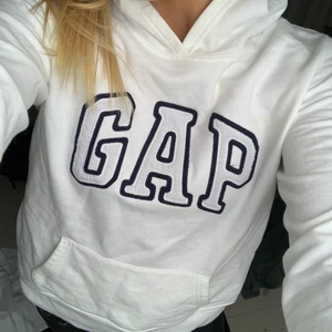 GAP - Tjock tröja med luva från GAP. Knappt använd men kommer tyvärr inte till användning därför jag säljer. 
