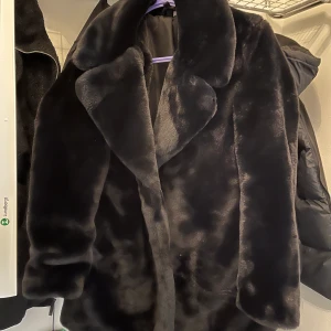 Kappa från H&M - En fluffig faux fur kappa från H&M i storlek XS men passar också en S då den är lite större i storleken. 