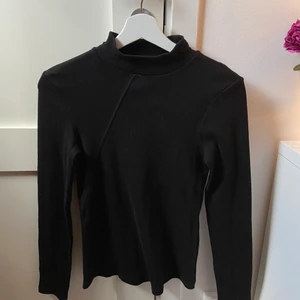 Vero Moda långärmad topp med detalj (NY) - Helt oanvänd långärmad topp med detalj. 