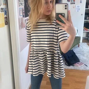 volangtopp zara  - ✨lånad bild✨ Populär volangtopp från zara fast denna superfina radiga, från en tråkig outfit lite roligare. Men fortfarande super snygg till ett par jeans, kostymbyxor eller varför inte ett par somriga linnebyxor och denna är använd 1 gång  🥰