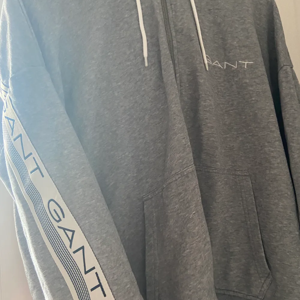 Säljer min Gant hoodie i nyskick köpt på zalando för 400-500kr. Denna är otroligt mysig och fin och perfekt att den är oversized också!! Skönt att dra över på en sommarkväll💛 Säljer då den inte kommer till användning:( Är storlek XXL men är liten i storleken.. Hoodies.