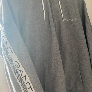 Gant Zip hoodie oversized - Säljer min Gant hoodie i nyskick köpt på zalando för 400-500kr. Denna är otroligt mysig och fin och perfekt att den är oversized också!! Skönt att dra över på en sommarkväll💛 Säljer då den inte kommer till användning:( Är storlek XXL men är liten i storleken.