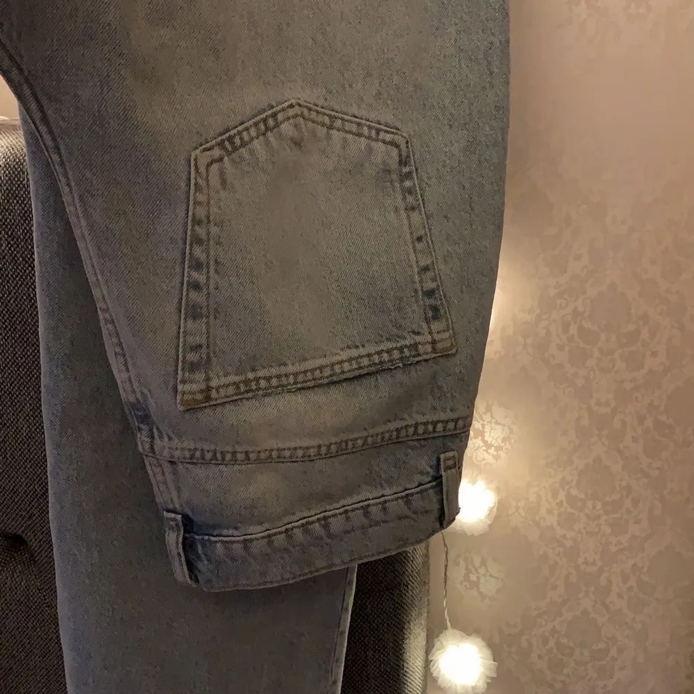säljer mina Gina tricot jeans då det inte kommer till användning, använda fåtal gånger🫶🏼. Jeans & Byxor.