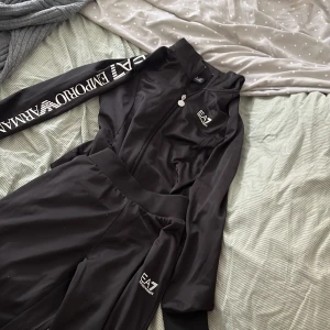 Armani dress  - Mjukis dress fårn Armani använd fåtal gånger. Väldig skön o bekväm köp från JD sport