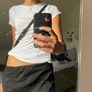 Axelremsväska  - En till väska! Denna med längre band än andra så väskan ligger snyggast lite längre ner än på höften😉  Köpte för länge sen på stadsmissionen!