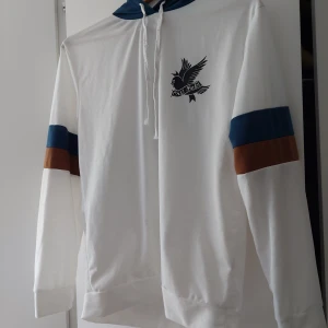 Lil peep hoodie - Lil peep crybaby merch super snygg. Jag vill ha kvar hoodien egentligen men den är i storlek M och jag gilllar större kläder. Jag kan skicka paketet om du bor långt bort