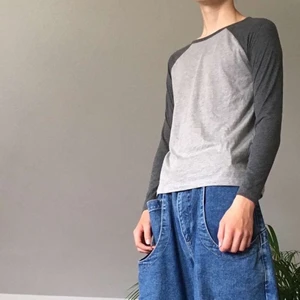 Grå kontrast tröja  - Väldigt tunn kontrast långärmad i t-shirt material, kanske egentligen skulle sitta bättre på en tjej 😬