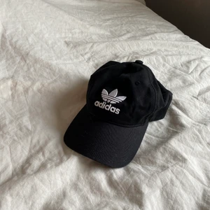 Svart adidas keps  - Säljer en svart adidas keps i nyskick. Går att ändra storlek så passar alla. Nypris 150 säljer för 40 + frakt runt 30-40kr