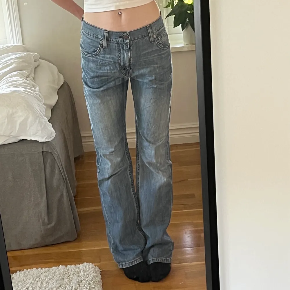 Säljer mina Levis jeans, W32 L34, midjemått 42cm håller upp på bild. Jag är 170, de är super i längd på mig!  350+frakt. Jeans & Byxor.