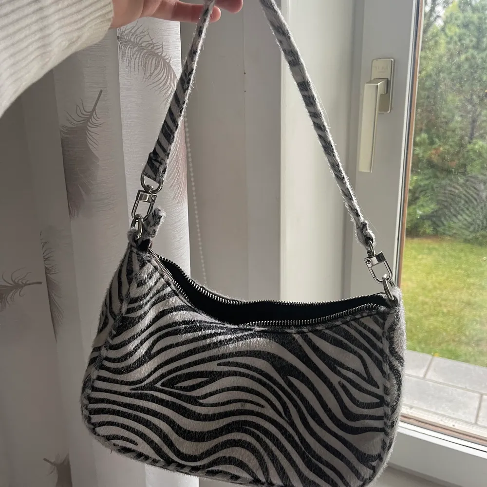 En väska från BikBok som är i zebra mönster. . Väskor.