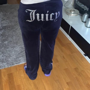 Storlek M juicy coutoure - Hej jag säljer dessa oanvända byxor då dem inte passar mig och dem är inte riktig min stil,och så finns dem inte kvar att köpa heller och dem är som nya.