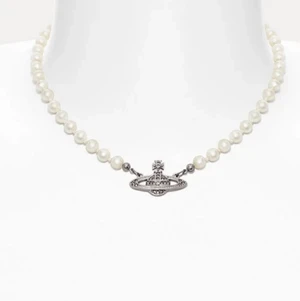 Sjukt fint halsband från Vivienne Westwood - Jätte eftertraktad halsband från Vivienne Westwood! Väldigt klassiskt men ändå unikt❤️stilrent! Självklart äkta, boxen medföljer💕💕köpt för 1500 kr☺️