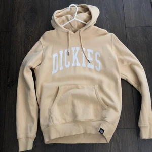 Hoodies (pris kan diskuteras) - 🤩Tre olika hoodies varav ”BOSTON” hoodien är vintage och de två andra är köpt på carlings och ASOS. Det är strl S på alla hoodies och sitter tvärbra🤩