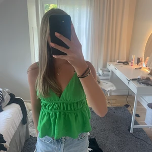 Söt topp - Jättesöt topp, jag har sytt upp banden då de var väldigt långa från början mem det är inget man lägger märke till (se bild) köparen står för frakt 💓