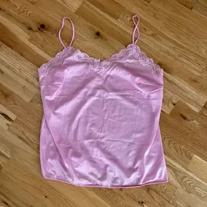 Jättefint rosa ”silkes” linne med spets från Humana 💓