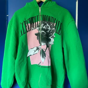 Graphic zip-hoodie - Graphic zip-hoodie från boohooman. Aldrig använd. Köptes in för 310 kr men vill sälja för att den var för stor. Kontakta om du har frågor.