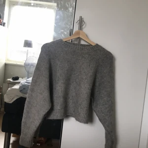 H&M? - Säljer en grå stickad tröja från h&m tror jag. Det är en xs skulle jag säga. Köparen står för frakten💕