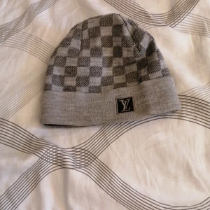 Louise Vuitton mössa  - Väldigt ny,  använd bara en gång. Säljer den för att den inte kommer till användning. Pris kan diskuteras, kan tänka mig att byta mot något. 