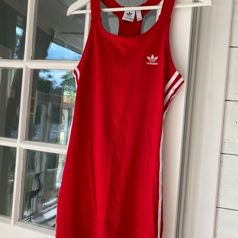Röd Adidas klänning stl 36/S. Fint skick! . Klänningar.