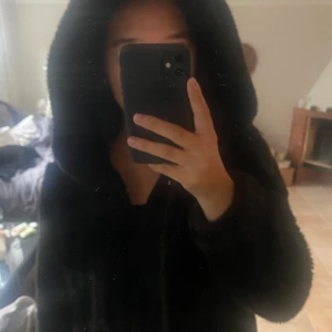 Fluffkappa med luva från Zara (EJ ÄKTA PÄLS) - Jättefin kappa i fluff från Zara med  luva. Jackan är i storlek S och är använd någon enstaka gång. Jättefint skick alltså!  Det är INTE äkta päls!!!!! Nypris: 800kr!