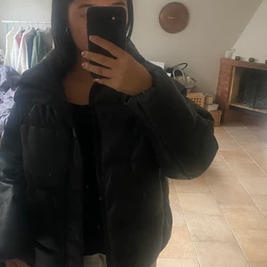 Läderimterad jacka från HM pufferjacket - Snygg vinterjacka från H&M som köptes för något år sedan. Jackan är välfoderad och tål vätska. Köptes som ny för: 800kr! Pufferjacket modell