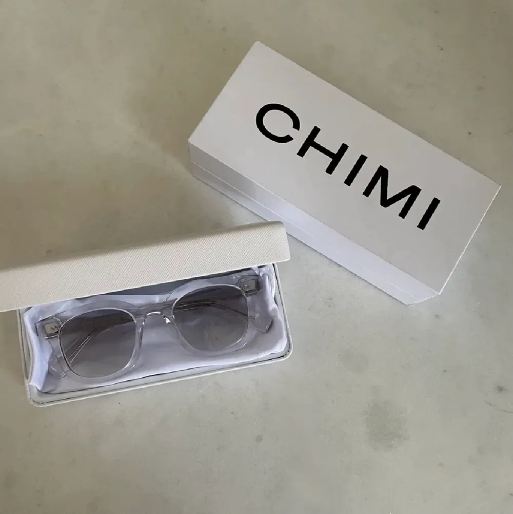 Säljer chimi 002 grå bara skriv om någon är intresserad så svarar jag snabbt. Accessoarer.
