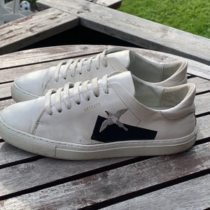 Axel Arigato Clean 90 Tape Bird - Original förpackning och kvitto finns kvar. Köpta på Axel Arigato butiken i NK, Stockholm. Nypris är 2 200 kr på deras hemsida, mitt pris är 900 kr (exkl. frakt) p.g.a använt skick.  Kuvertet behålls!