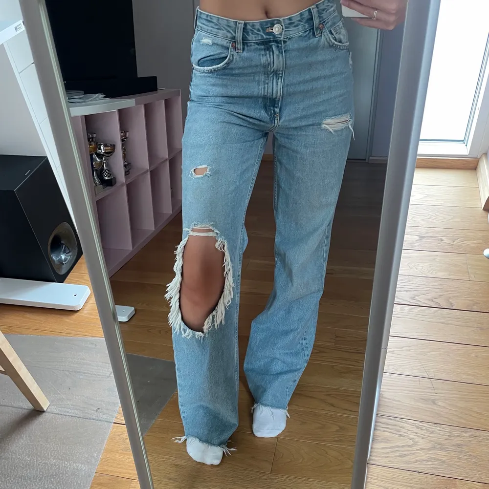 Helt Slutsålda zara jeans som sitter så nice 🤎. Jeans & Byxor.