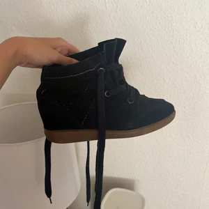 Isabel Marant sneakers  - Säljer mina super fina och populära isabel Marant Bobby sneakers i TOPP skick! Använda en gång❤️‍🔥! Inköpte på  My Theresa för 4500kr 