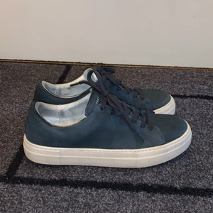 Sneaky Steve mocka skor  - Hej, säljer ett par mocka skor av märket Sneaky Steve, de är använda 2-3 månader. Skick: bra-väldigt bra. Säljer pågrund av att de blev för små för mig i storleken. INGA DJUR HEMMA. (Du står för frakten)