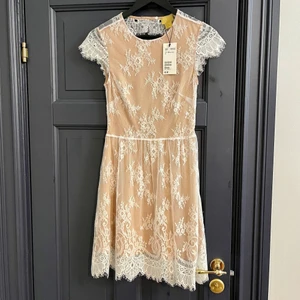 Spetsklänning med öppen rygg - Superfin spetsklänning med öppen rygg! Är helt oanvänd med prislappen kvar. Ord. Pris: 600kr Först till kvarn! 