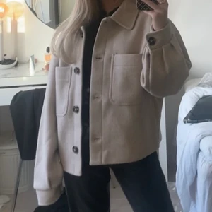 Kort kappa - Beige kort kappa❤️ Använd några gånger i vintras o våras!! Nypris 900kr