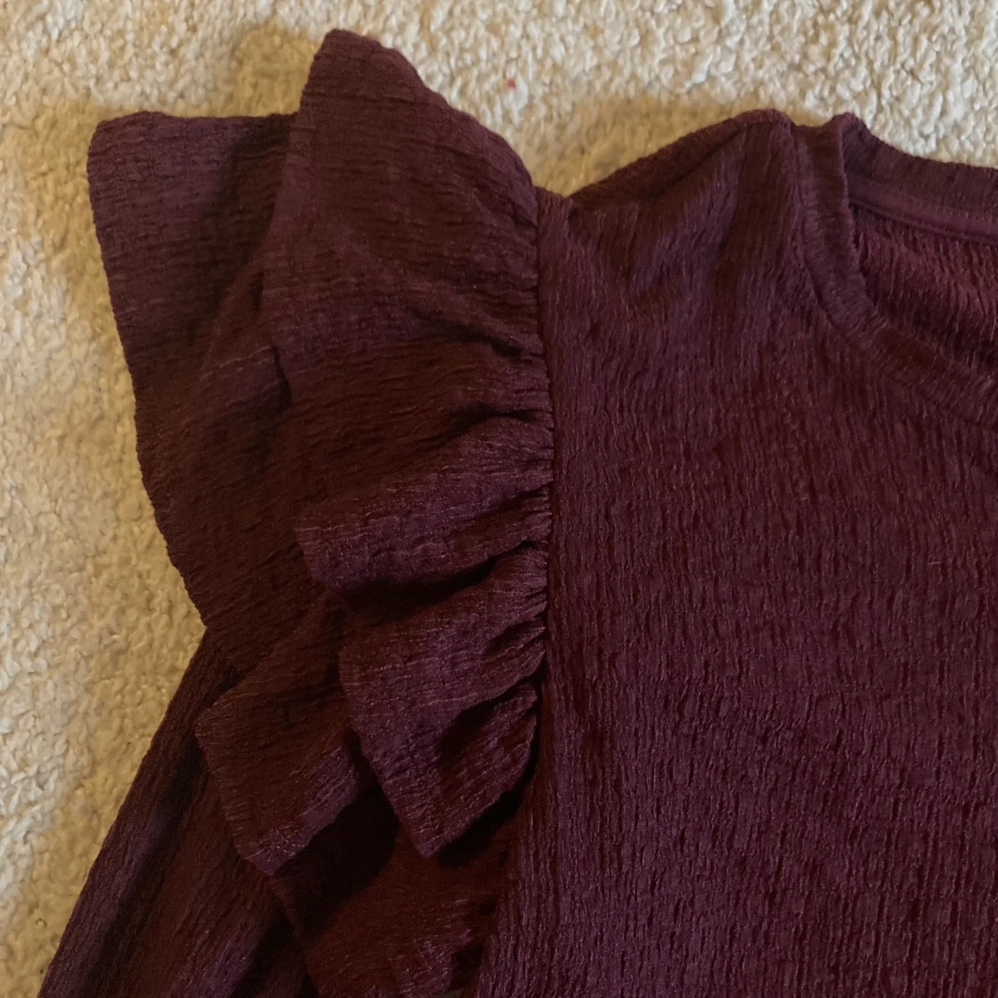 Vinröd volangtröja - 90