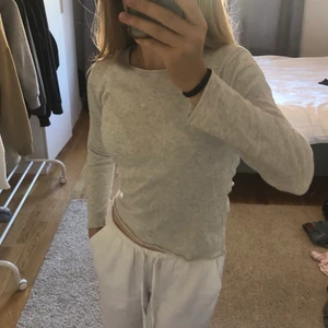 Grå stickad träja - Säljer denna jätte fina gråa tröja som är nästan helt oanvänd🥰