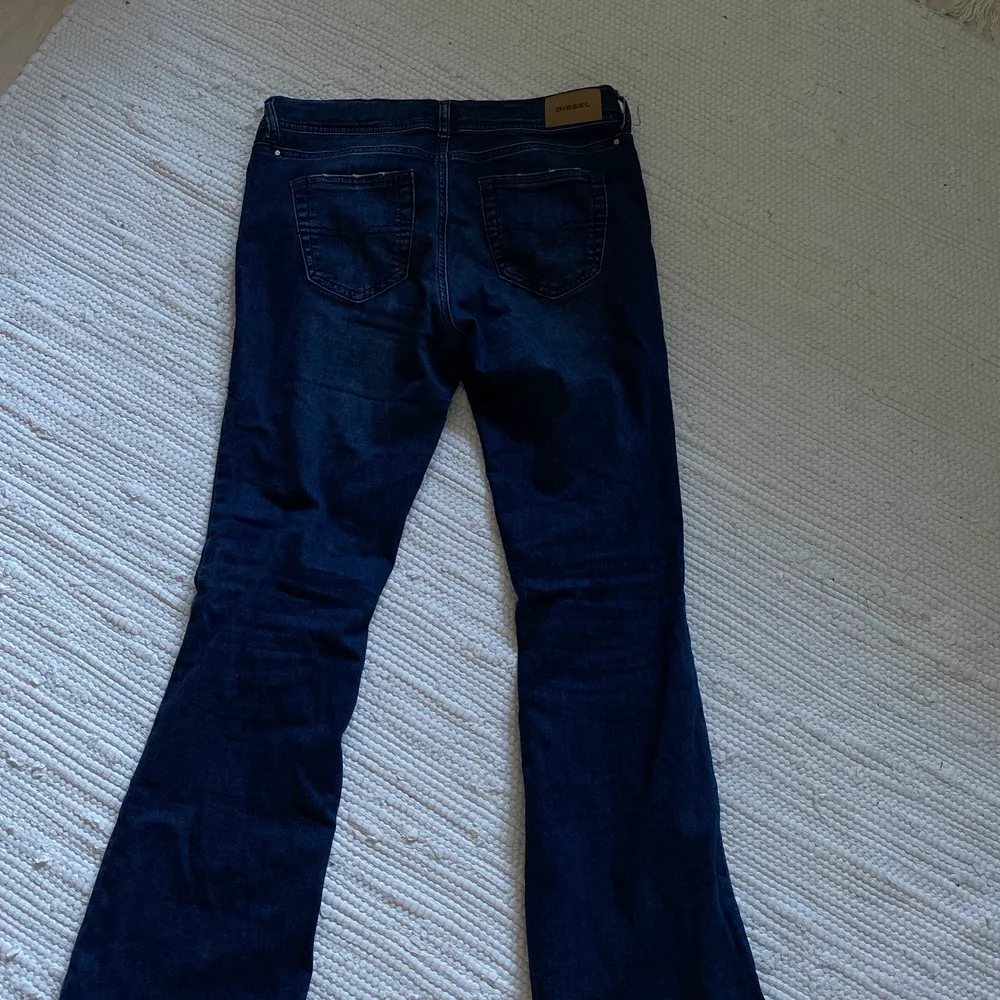 Säljer dessa snygga lågmidjade diesel jeans. De är i barn storlek, 16Y. Senast använda var 2019, men de är i väldigt fint skick. . Jeans & Byxor.