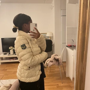 Jacka - Säljer en fin jacka. Passar bra under en kappa eller själv. Passar både xs och s