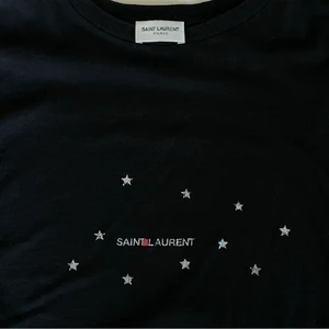 Saint Laurent T-shirt - SÅ snygg T-shirt från Saint Laurent i stl XS. Använd ett fåtal gånger. Köpt för 4500kr på Mytheresa