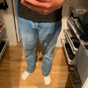 Baggy jeans - Carpenter jeans från weekday i bra skick, använda några gånger. Storlek 32/32. Jag är ca 185 cm. Nypris är 600kr, säljer för 300kr. Kan frakta samt mötas upp. 
