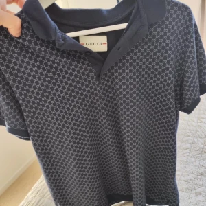 Gucci piké - Säljer nu min gucci piké tröja då den är för liten.  Storleken är m men har blivit lite liten i storleken så den passar även s och xs