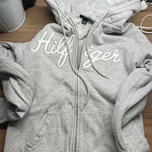 Hilfiger hoodie - Tjock Hilfigerhoodie med mysigt supermjukt foder inuti.