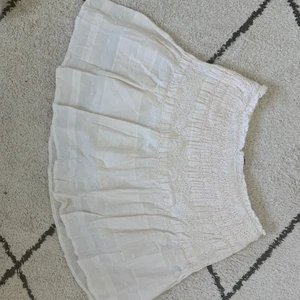 Favorit kjol från zara - Säljer min fina vita zara kjol som jag älskar men måste rensa💞