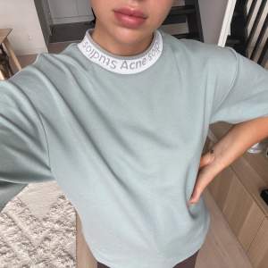 Säljer denna helt oanvända Acne T-shirt som jag köpte på acne för 2 år sedan då den inte kommer till användning.💕 Tröjan är i stl S och sitter lite oversized på mig som vanligtvis har S i allt annat.