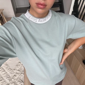 Slutsåld Acne T-shirt oanvänd - Säljer denna helt oanvända Acne T-shirt som jag köpte på acne för 2 år sedan då den inte kommer till användning.💕 Tröjan är i stl S och sitter lite oversized på mig som vanligtvis har S i allt annat.
