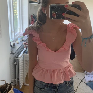 Supersöt rosa topp från hm💞 - En jättesöt rosa topp från hm som jag aldrig använt, köptes förra veckan. Skriv vid intresse köptes för 299kr💞