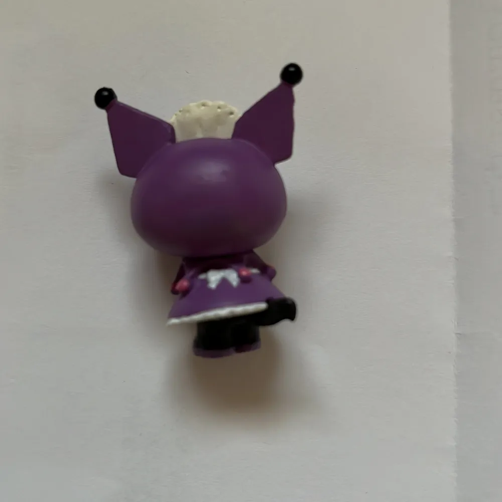 En liten kuromi figur som jag inte har användning för. Har 4 andra varav 2 kuromi och 2 my melody vid intresse skriv💞. Övrigt.