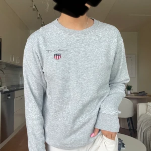 Gant sweatshirt  - Bekväm gant sweatshirt, knappt använd! Strl 176, men jag har S/M i vuxenstorlekar o den passar super! Inköpspris 600kr, säljes för 200kr
