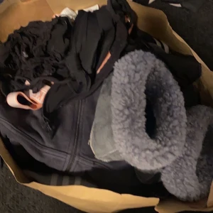 Påse med kläder(dels märkeskläder) - Allt detta kostade mig originellt runt 3700 men det verkar som ett väldigt orimligt pris att sälja det för haha. Det innehållet som finns i denna påse är för mycket för att skriva här så skriv gärna i dm!❤️