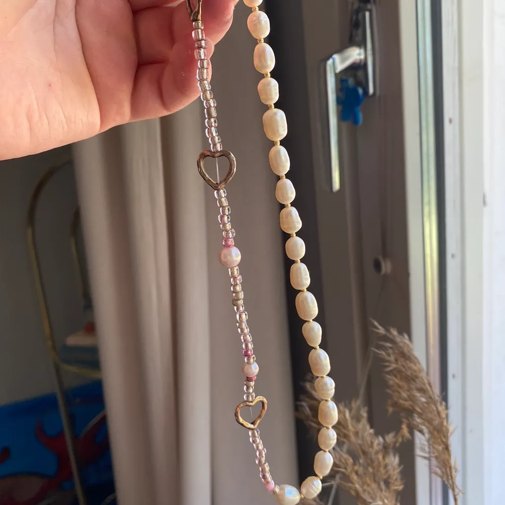 Ett halsband som jag gjort själv, pärlorna är äkta och ganska tunga🤗 Super fint halsband och passar till typ allt!. Accessoarer.