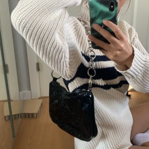 Väska  - Säljer då den inte kommer till användning. Kan mötas i Stockholm annars står köparen för frakt 