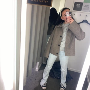 Kappa kort - Jättefin jacka. Super populärt i höst med korta kappor! Den är lite nopprig men inget man tänker på! Det är bara att fråga om bild på det🫶🏻